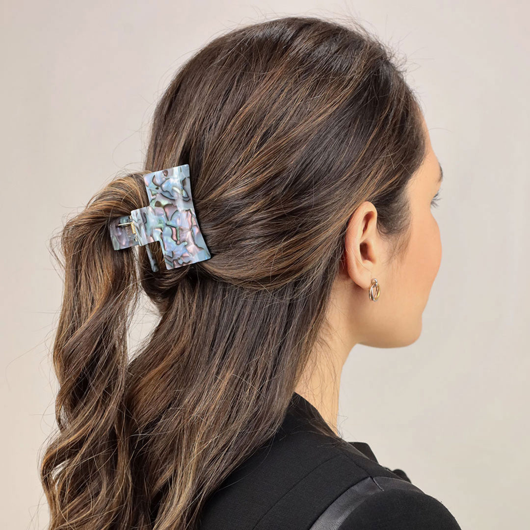 Halboffene Frisur mit mittelgroßer, rechteckiger Haarklammer Cancun