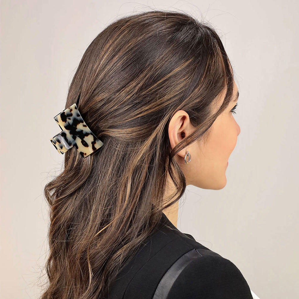 Halboffene Frisur mit mittelgroßer, rechteckiger Haarklammer Lausanne