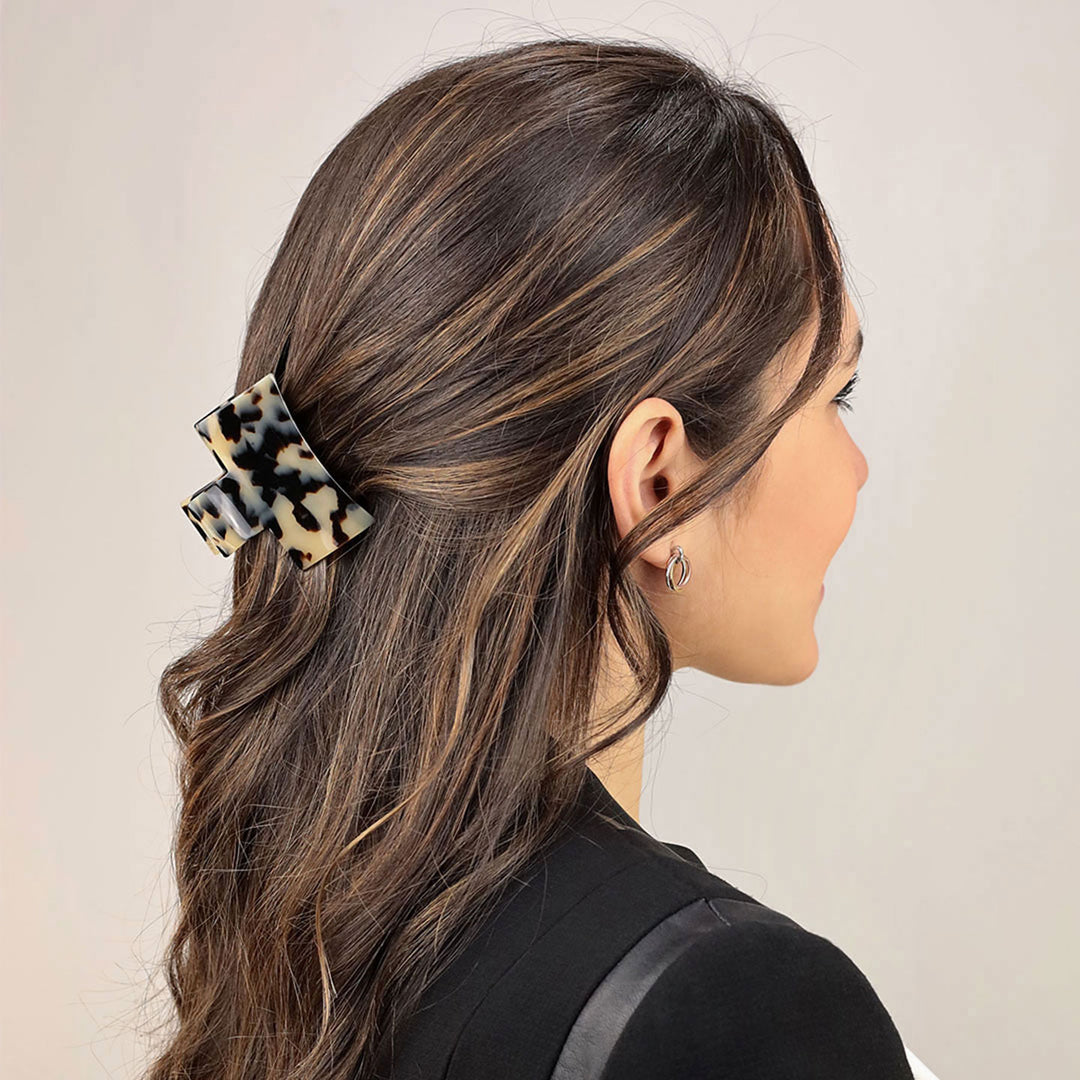 Halboffene Frisur mit mittelgroßer, rechteckiger Haarklammer Lausanne