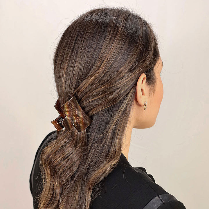 Halboffene Frisur mit mittelgroßer, rechteckiger Haarklammer Moskau