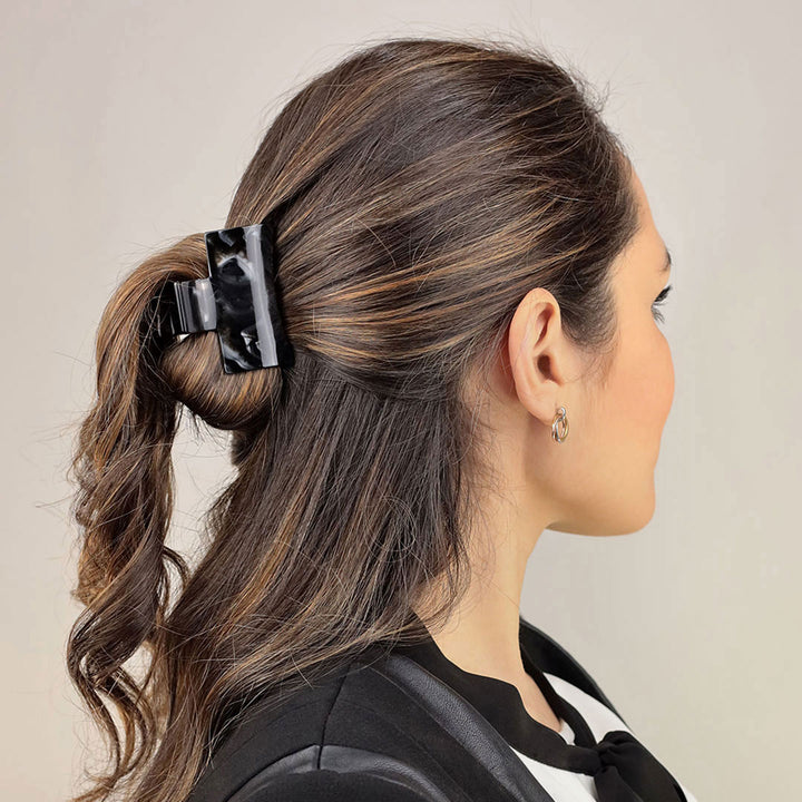 Halboffene Frisur mit mittelgroßer, rechteckiger Haarklammer Mailand