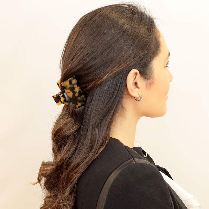 Halboffene Frisur mit mittelgroßer, rechteckiger Haarklammer Paris