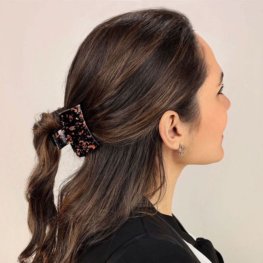 Halboffene Frisur mit mittelgroßer, recheckiger Haarklammer Pompeji