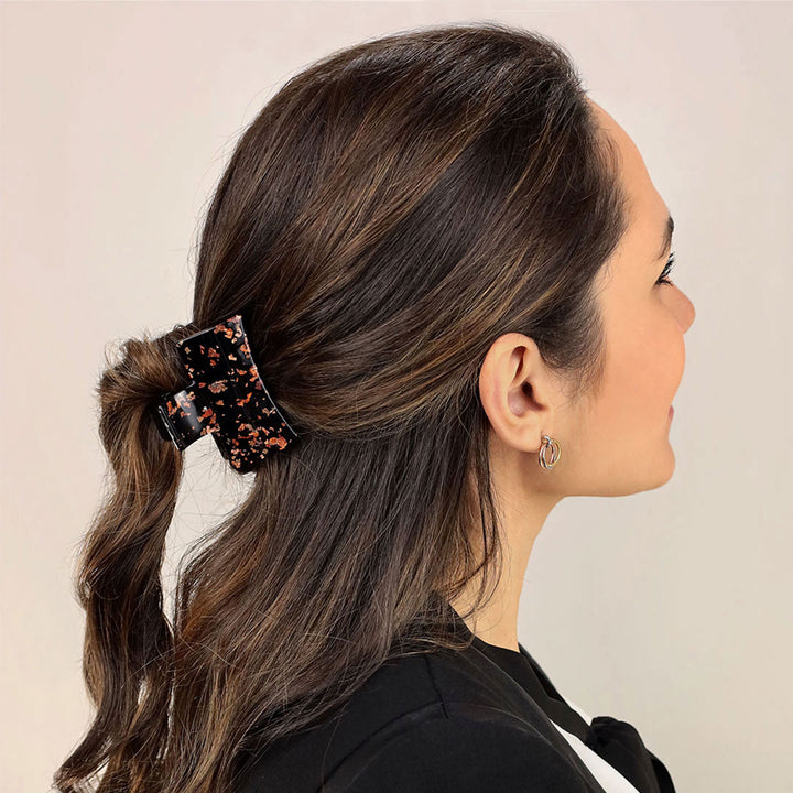 Halboffene Frisur mit mittelgroßer, recheckiger Haarklammer Pompeji