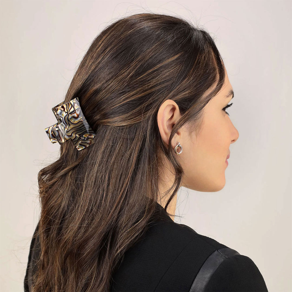 Halboffene Frisur mit mittelgroßer, rechteckiger Haarklammer St. Petersburg