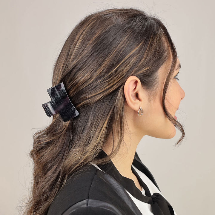 Halboffene Frisur mit mittelgroßer, rechteckiger Haarklammer Tokio