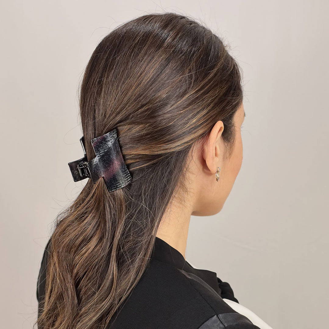 Halboffene Frisur mit mittelgroßer, rechteckiger Haarklammer Tokio