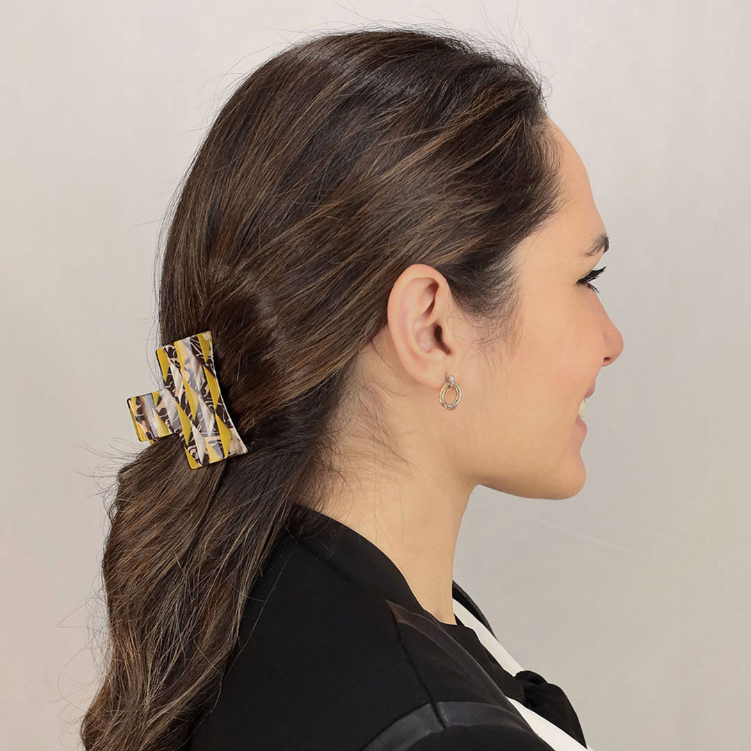 Halboffene Frisur mit mittelgroßer, rechteckiger Haarklammer Taipeh