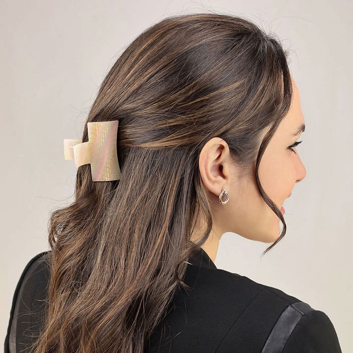 Halboffene Frisur mit mittelgroßer, rechteckiger Haarklammer Verona