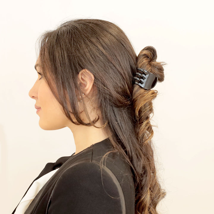 Halboffene Frisur mit mittelgroßer, schwarzer Haarklammer London mit vier Zahnreihen