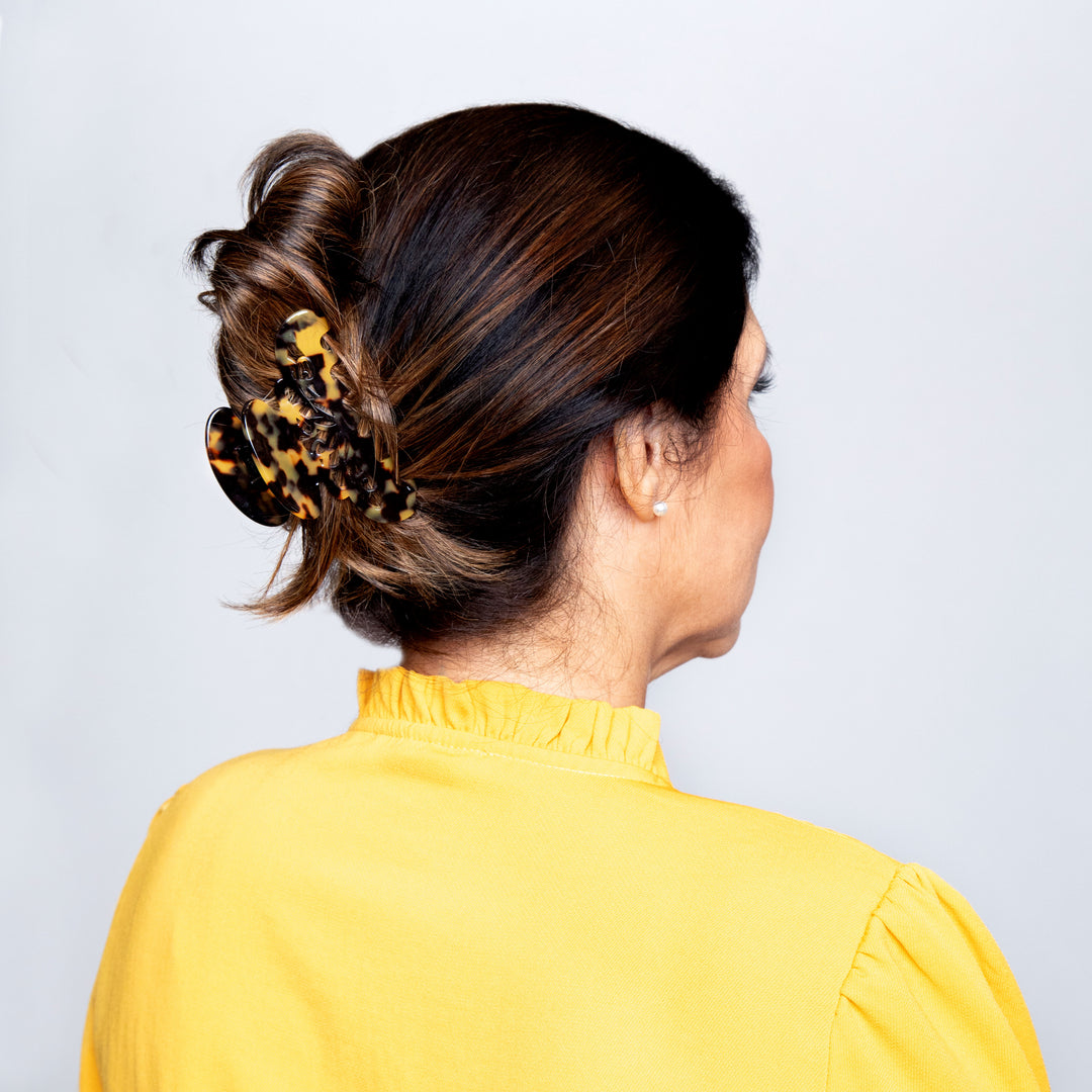 Hochgestecktfrisur mit großer Haarklammer Paris mit Arabeske
