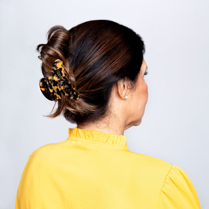 Hochgestecktfrisur mit großer Haarklammer Paris mit Arabeske