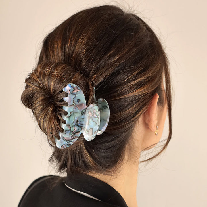 Frau mit Hochsteckfrisur, fixiert mit der großen Haarklammer Cancún