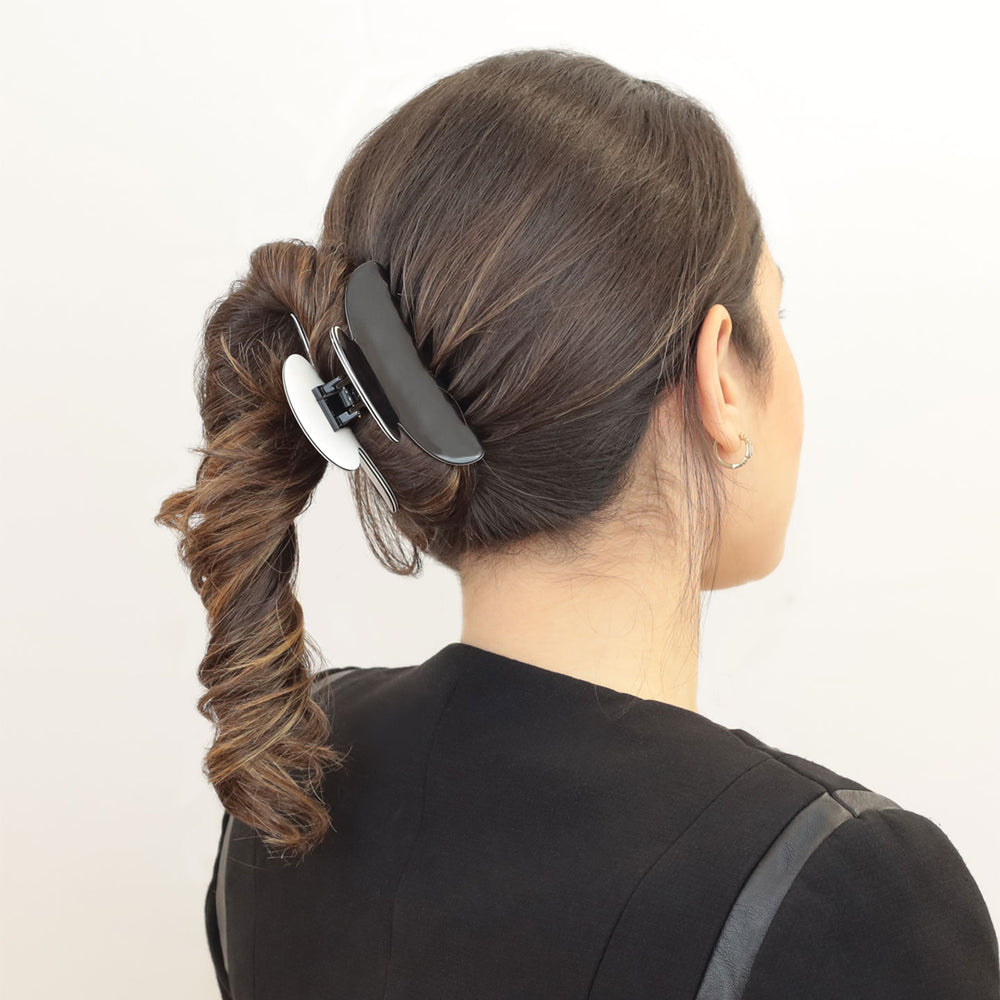 Hochsteckfrisur mit großer, schwarzer Haarklammer New York