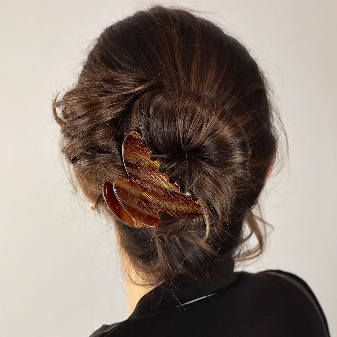 Hochsteckfrisur mit großer Haarklammer Moskau