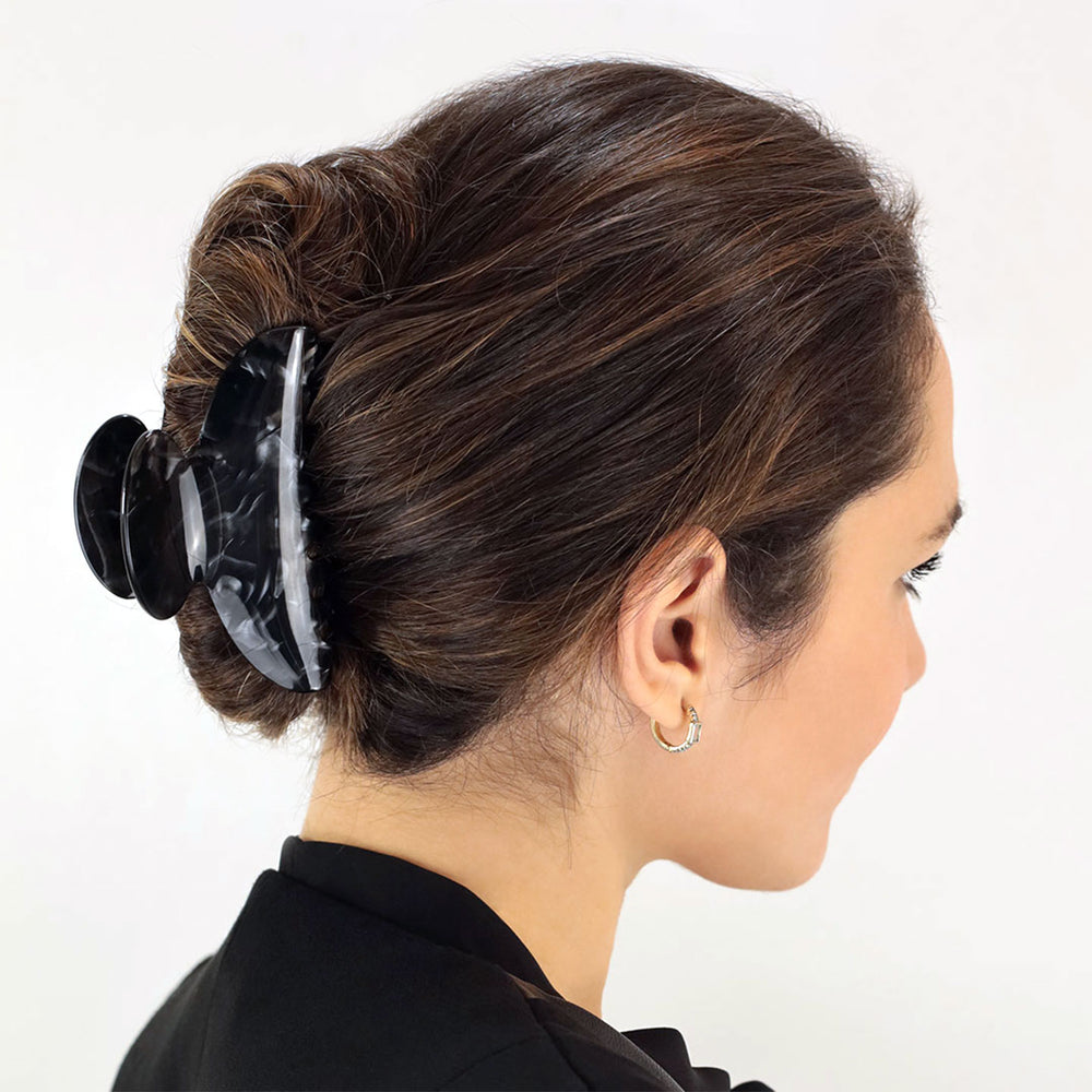 Hochsteckfrisur mit großer Haarklammer Mailand