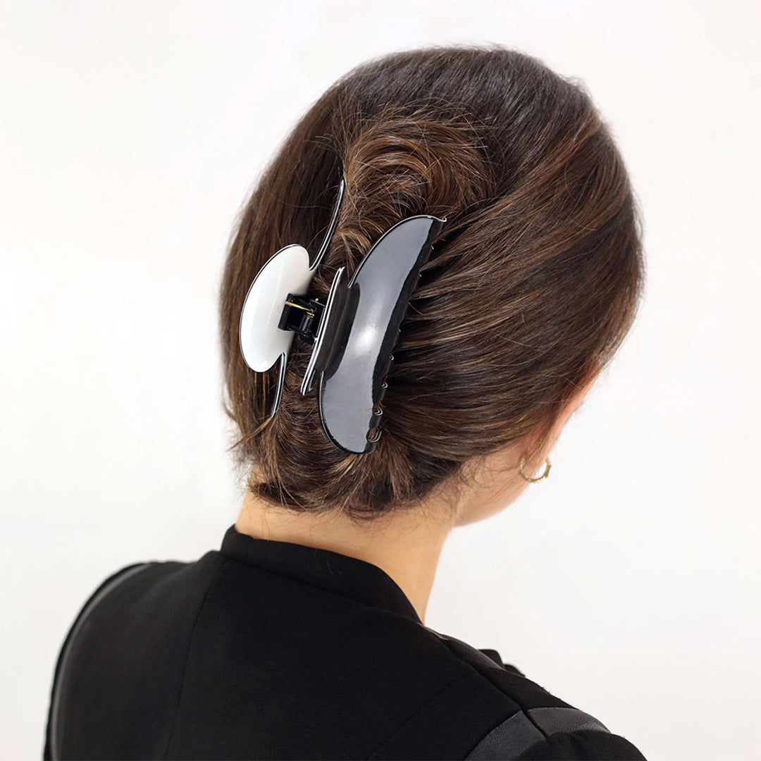 Hochsteckfrisur mit großer, schwarzer Haarklammer New York