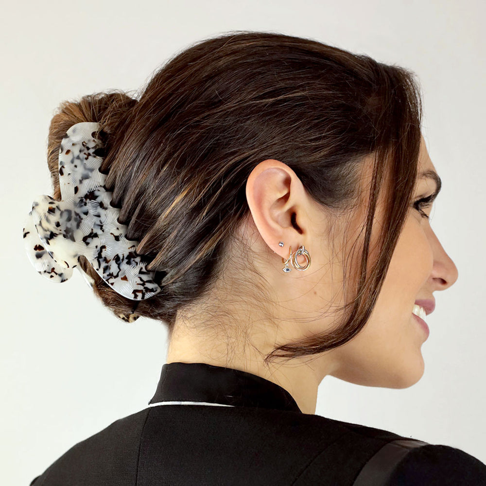 Hochsteckfrisur mit sehr großen Haarklammer Reykjavík für dickes Haar