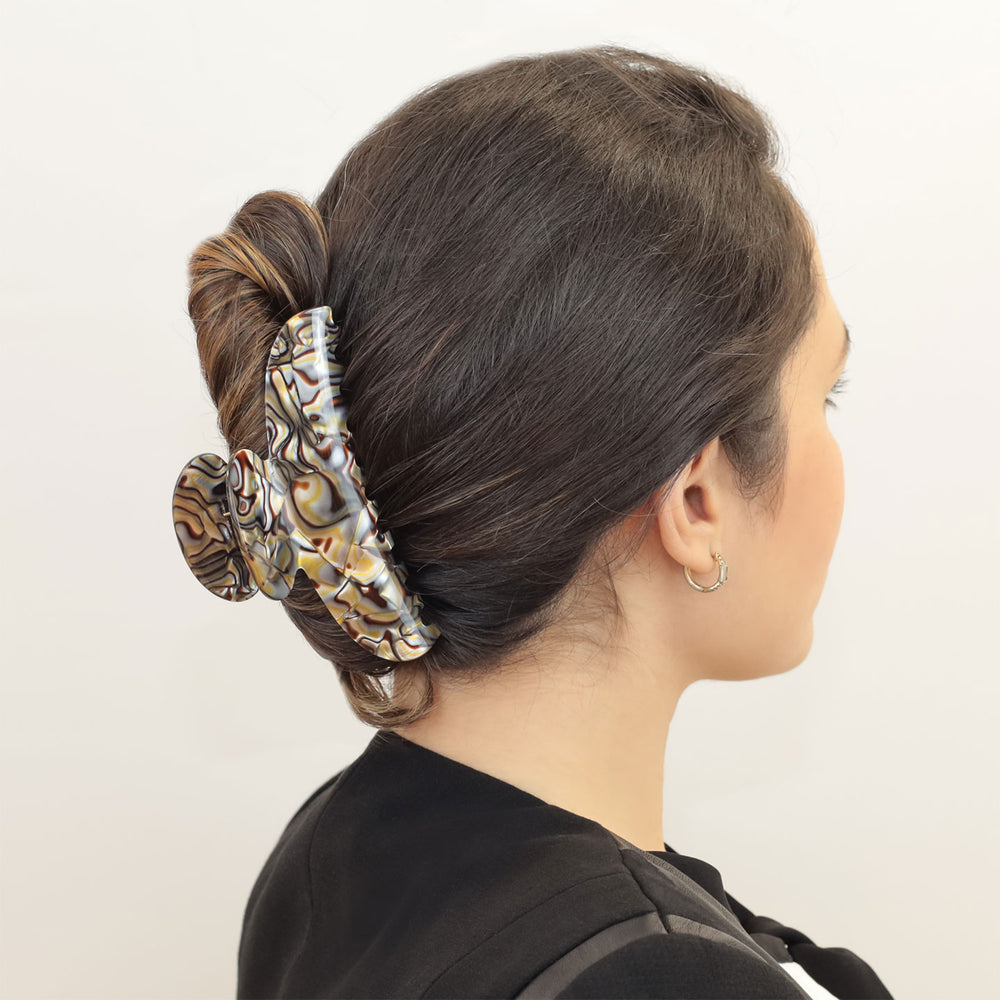 Hochsteckfrisur mit sehr großen Haarklammer St. Petersburg für dickes Haar