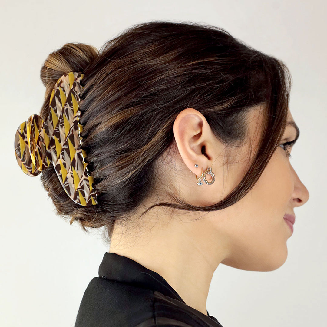 Hochsteckfrisur mit sehr großen Haarklammer Taipeh für dickes Haar