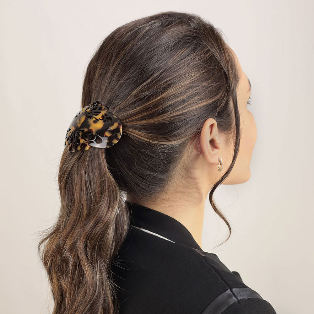 Zopf mit großer Haarspange Paris mit Arabeske