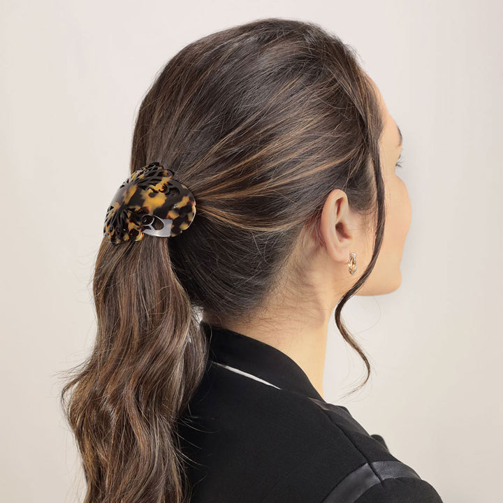 Zopf mit großer Haarspange Paris mit Arabeske