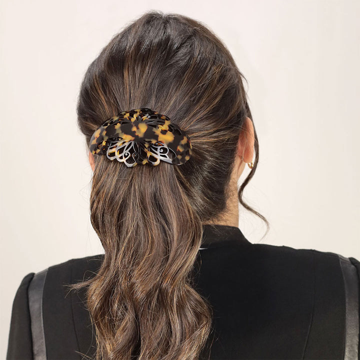 Zopf mit großer Haarspange Paris mit Arabeske