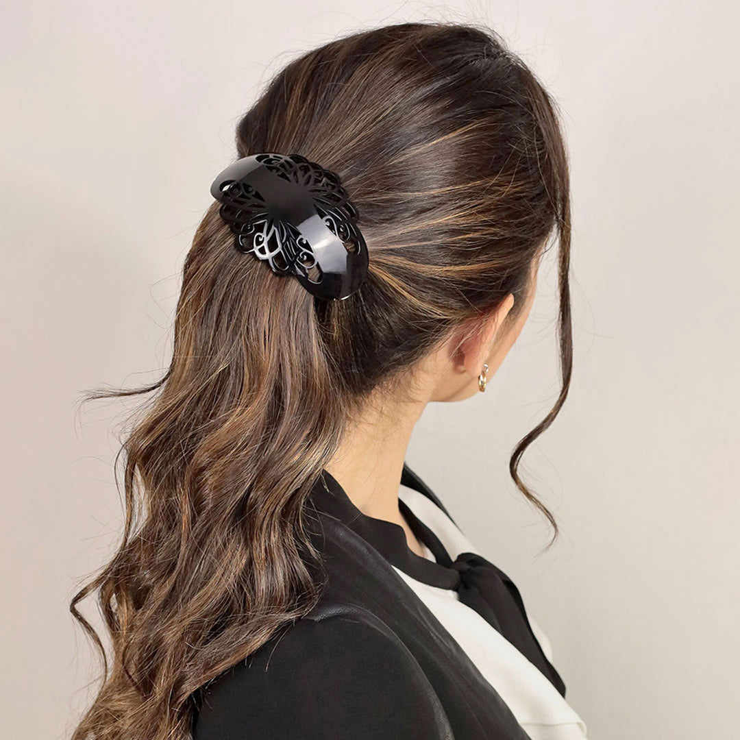 Zopf mit großer, schwarzer Haarspange London mit Arabeske