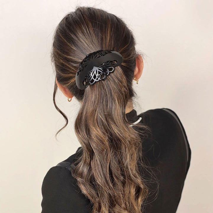 Zopf mit großer, schwarzer Haarspange London mit Arabeske