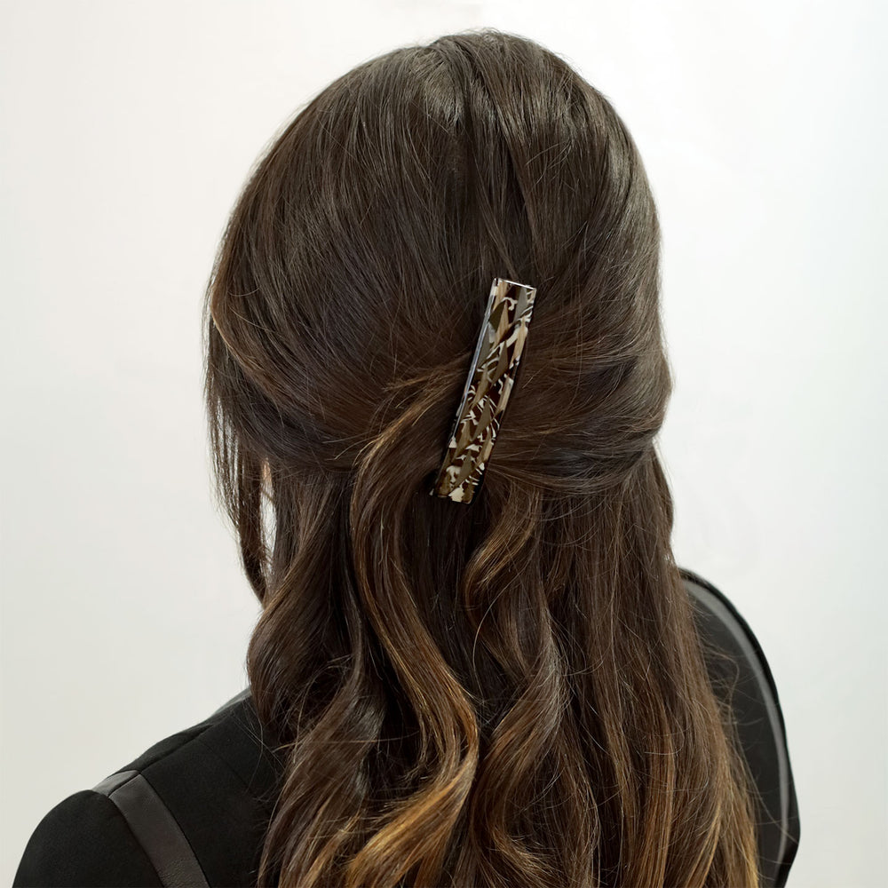 Halboffene Frisur mit mittelgroßer Haarspange Oakland