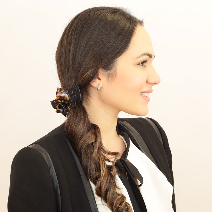 Frisur mit blumigen Haargummi Paris