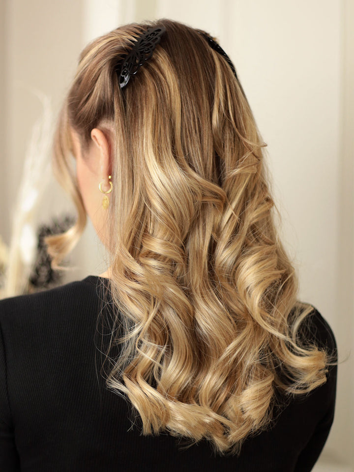 Halboffene Frisur mit mittelgroßem, schwarzem Haarkamm London mit Arabeske