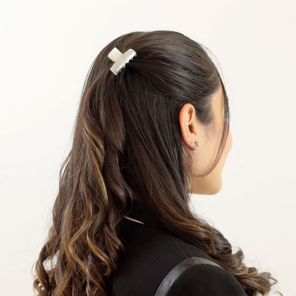Frisur mit kleiner, zylindrischer Haarklammer Florenz