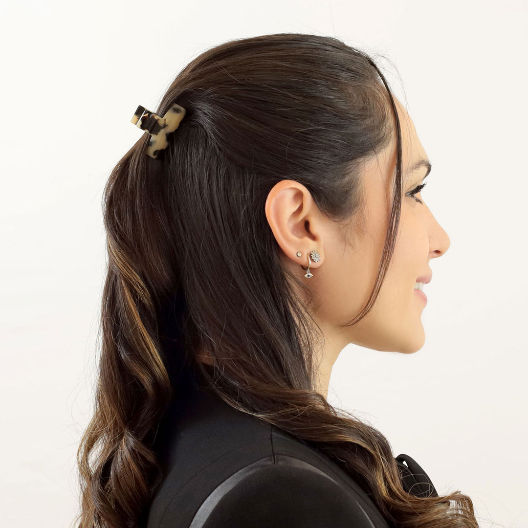 Frisur mit kleiner, zylindrischer Haarklammer Lausanne