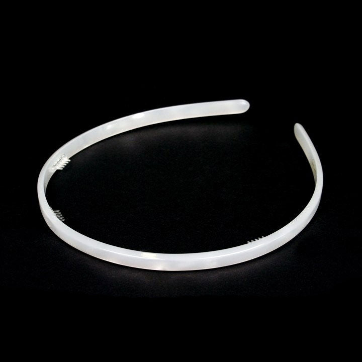 Haarreif Florenz – dünn, weiß, aus hochwertigem Celluloseacetat mit Marmoroptik.