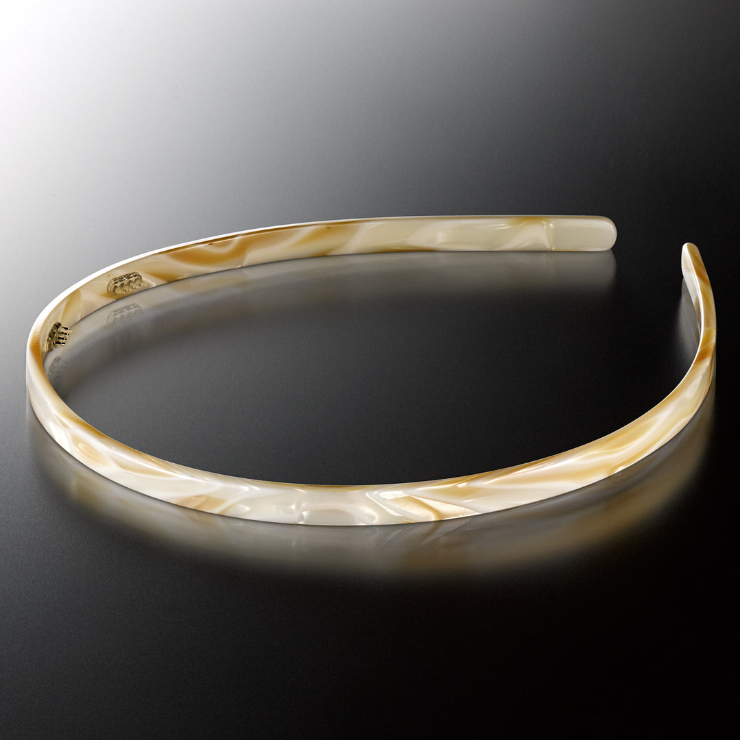 Dünner Haarreif Recife in Beige – eleganter Haarschmuck aus Celluloseacetat.