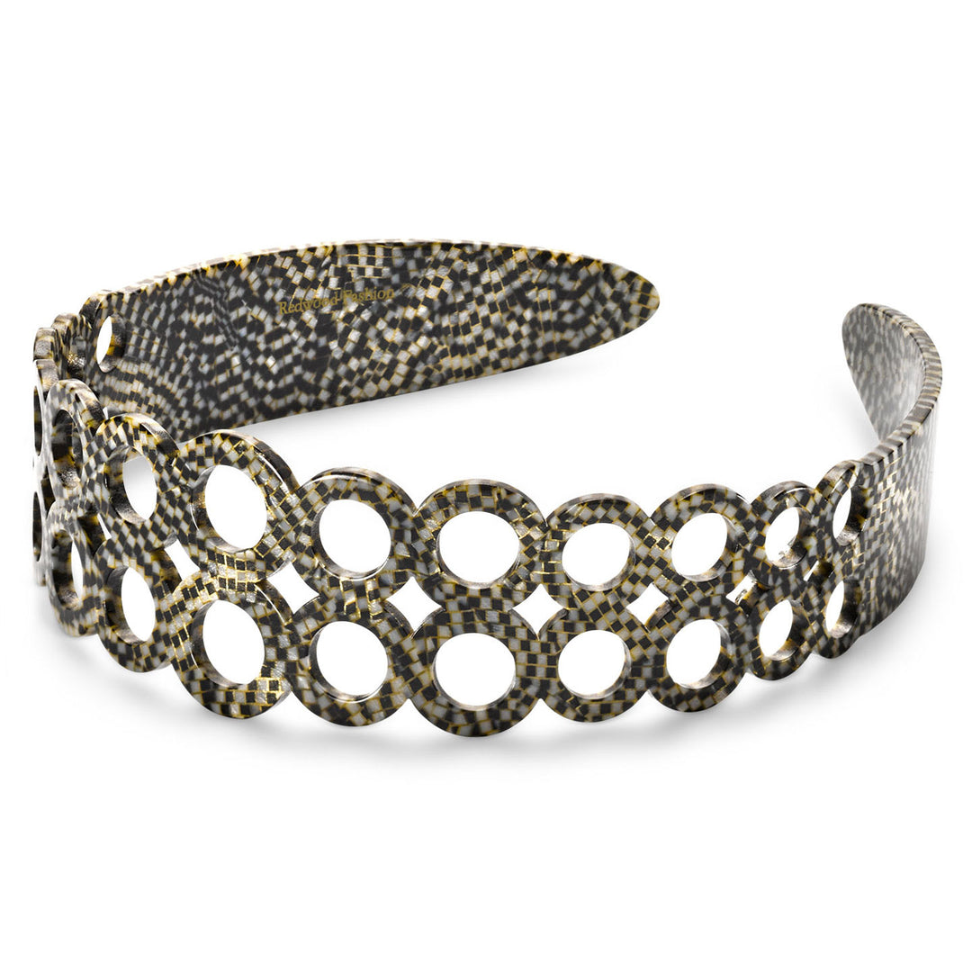 Nahaufnahme des Haarreifs Alicante mit breitem Design, doppelter Ringreihe und kunstvollen Mosaikfarben in hellen und dunklen Tönen, verziert mit goldenen Linien – eleganter Haarschmuck aus nachhaltigem Rhodoïd.