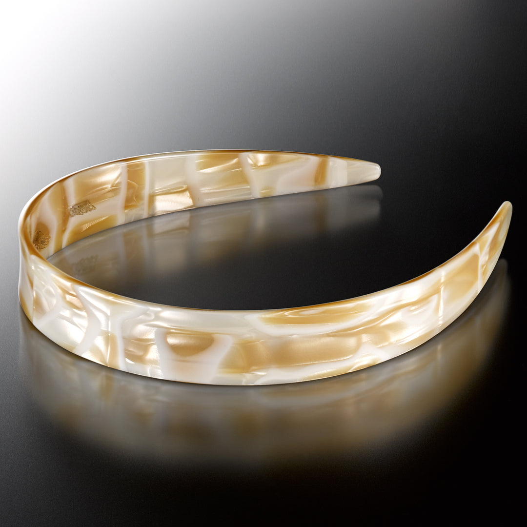 Breiter Haarreif Recife in Beige mit perlmuttartigem Glanz.