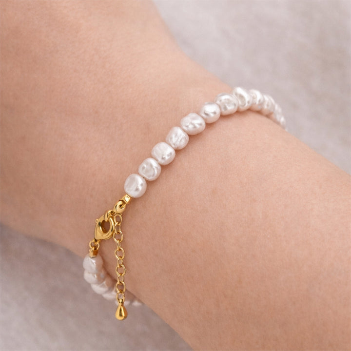 Foto mit Armband am Arm.