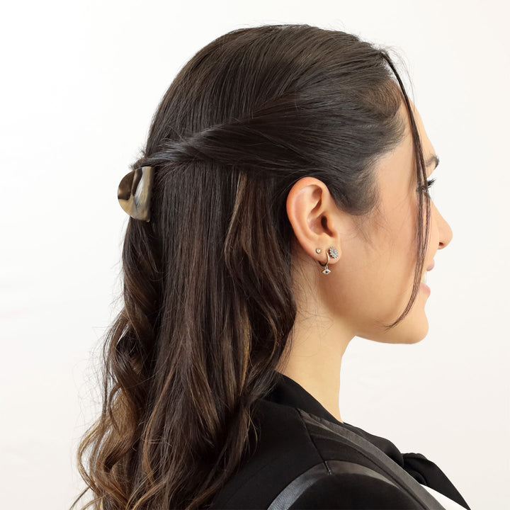 Damenfrisur mit kleiner, parabolischer Haarklammer Bologna
