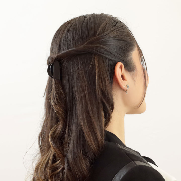 Fixierung einzelner Haarpartien mit der kleinen Haarklammer London in parabolischer Form