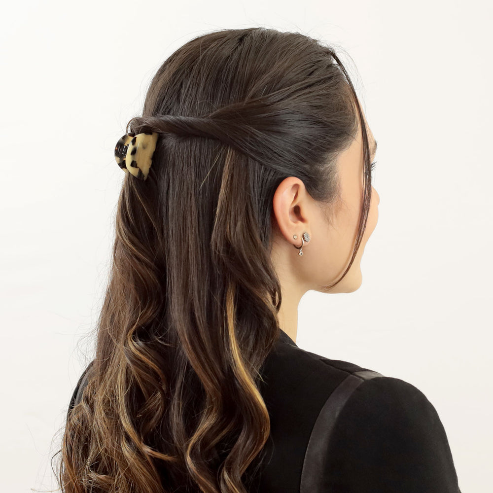 Frisur mit einzelnen Haarpartien fixiert mit der kleinen Haarklammer Lausanne in parabolischer Form