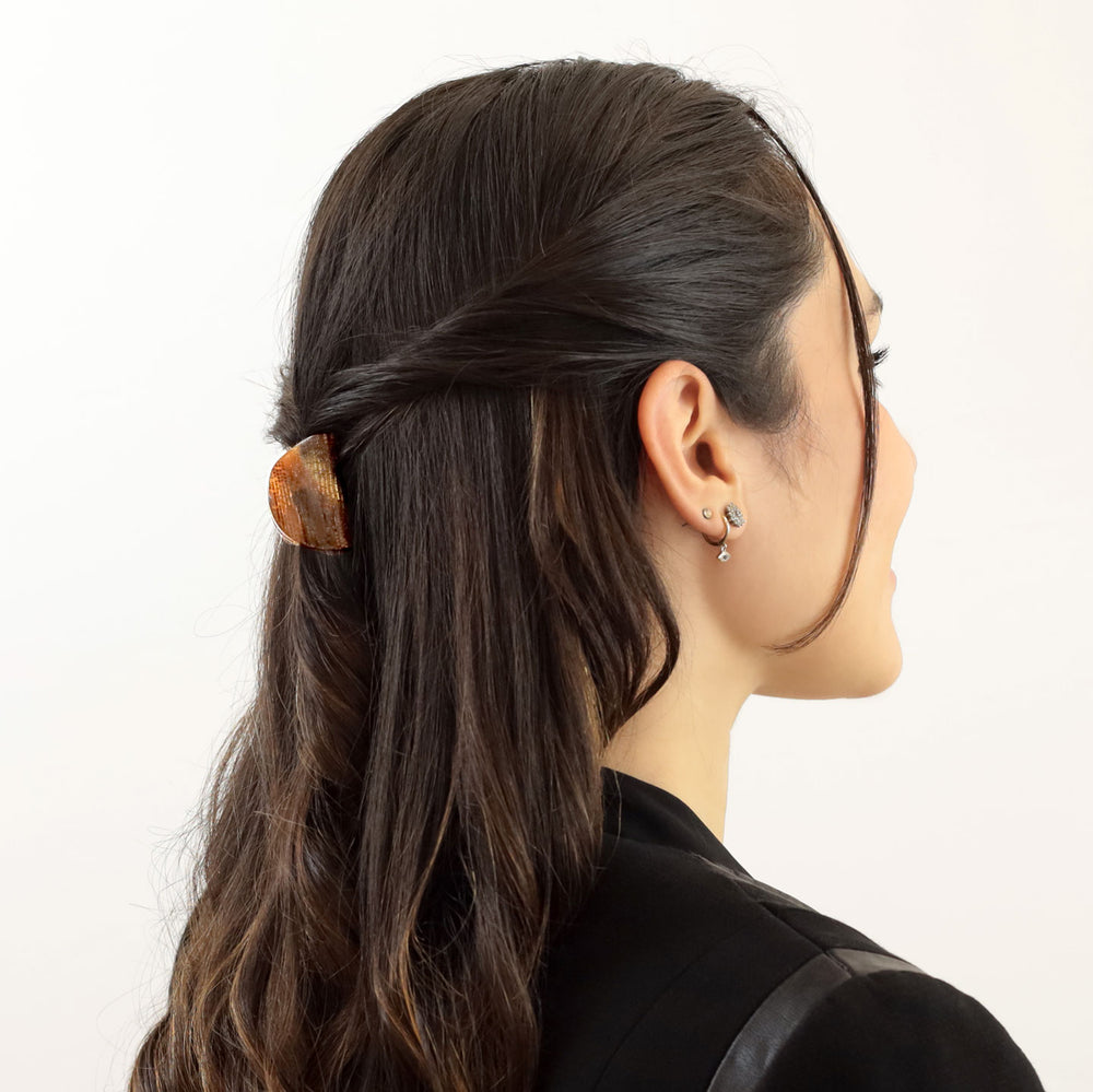 Fixierung einzelner Haarpartien mit der kleinen Haarklammer Moskau in parabolischer Form
