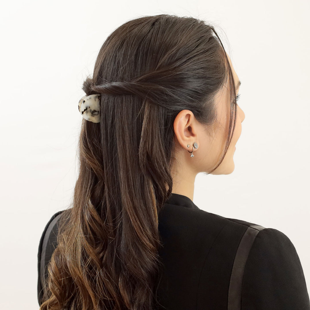 Frisur mit einzelnen Haarpartien mit der kleinen Haarklammer Reykjavík in parabolischer Form