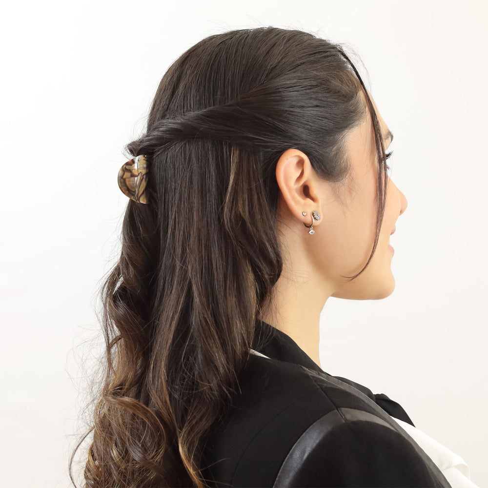 Frisur mit einzelnen Haarpartien mit der kleinen Haarklammer St. Petersburg in parabolischer Form