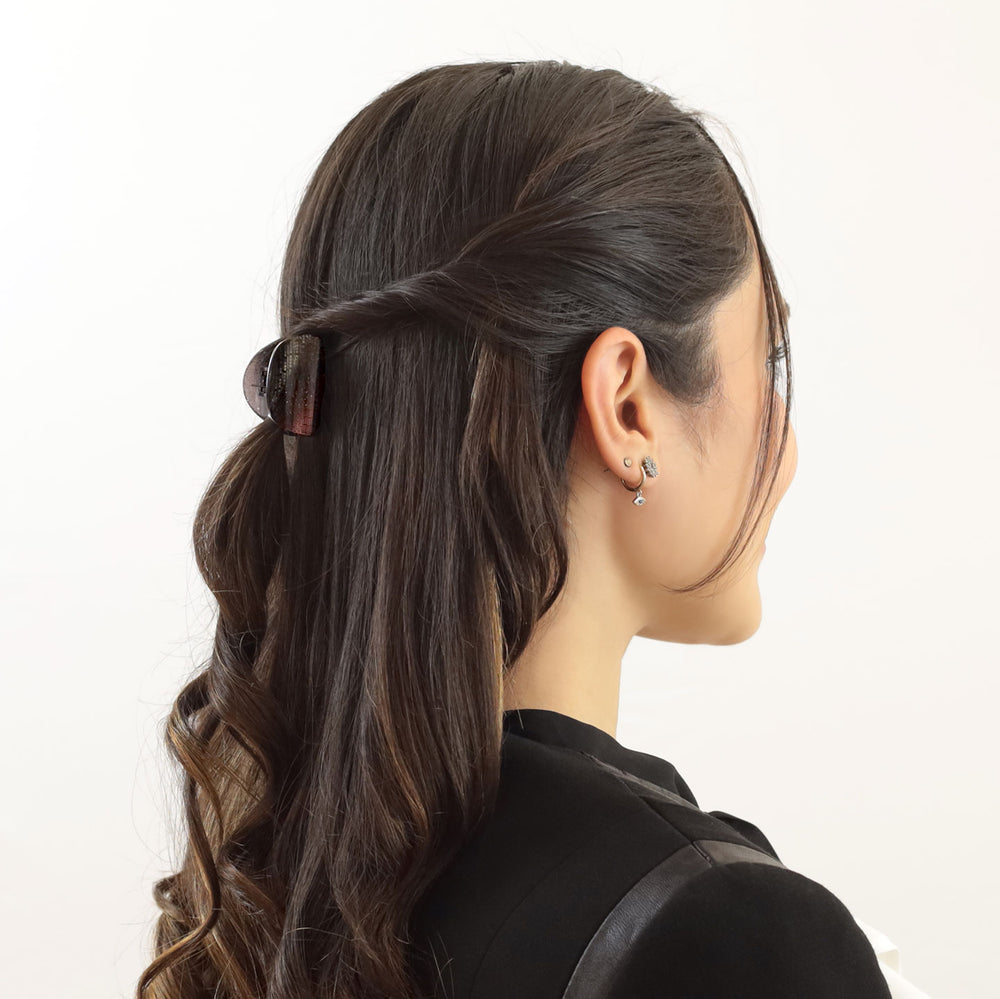 Frisur mit einzelnen Haarpartien mit der kleinen Haarklammer Tokio in parabolischer Form