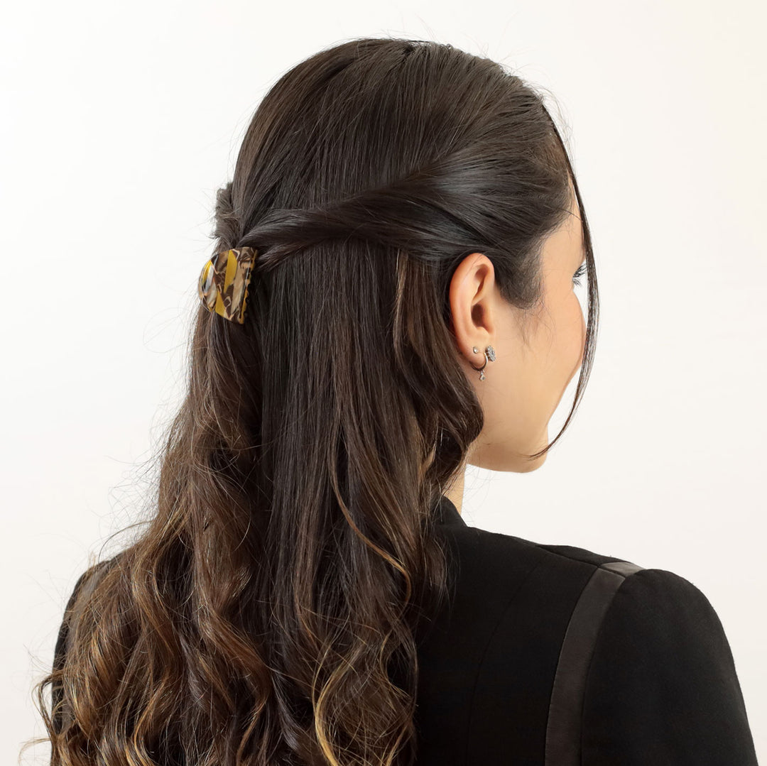 Frisur mit einzelnen Haarpartien mit der kleinen Haarklammer Taipeh in parabolischer Form
