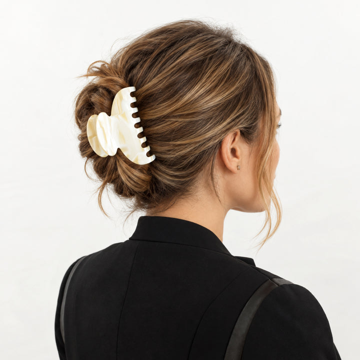 Elegante Haarklammer im Twist-Updo