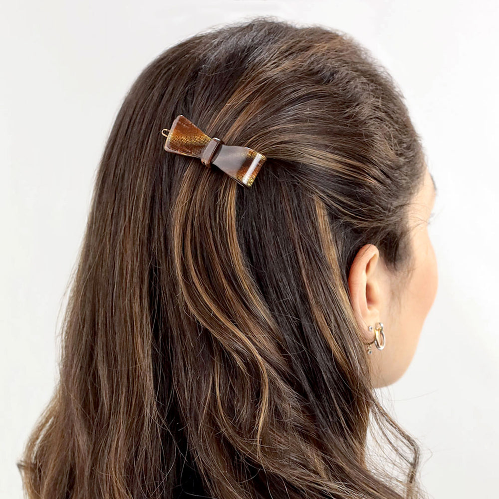 Frisur mit kleinen, goldenen Haarclip Moskau mit Schleife