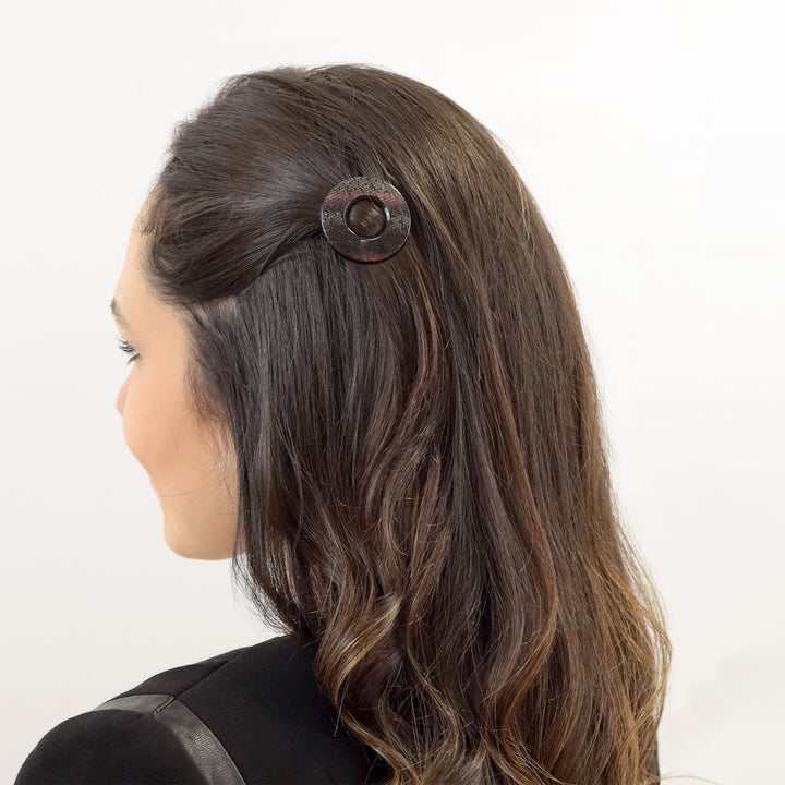 Frisur mit mittelgroßen, schwarzen, ringförmigen Haarclip Tokio